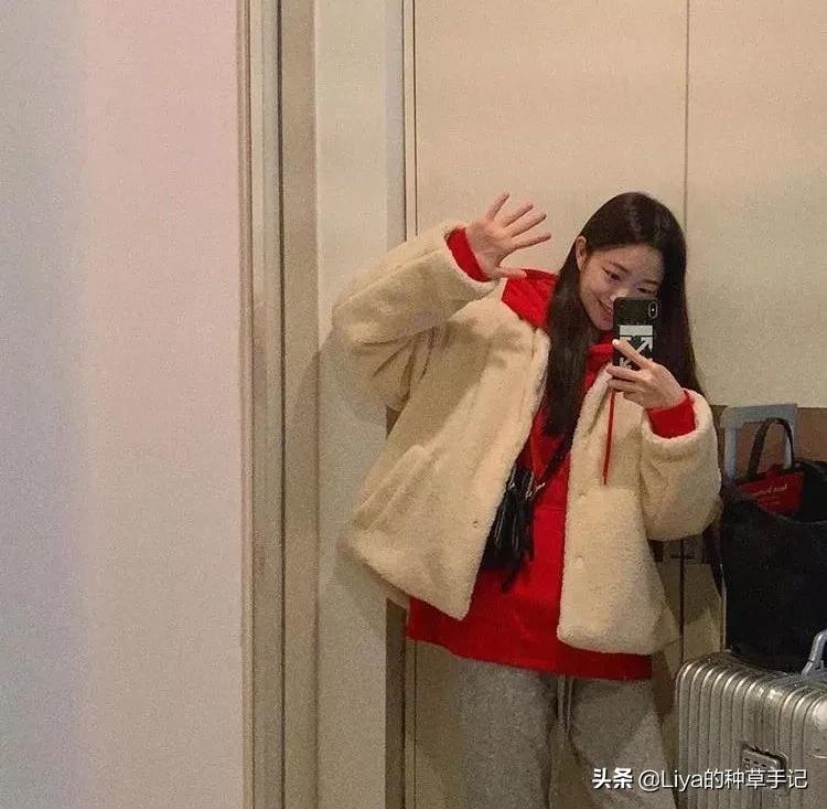 冬季羊羔毛卫衣怎么搭配才好看,冬款羊羔毛卫衣怎么搭配才好看