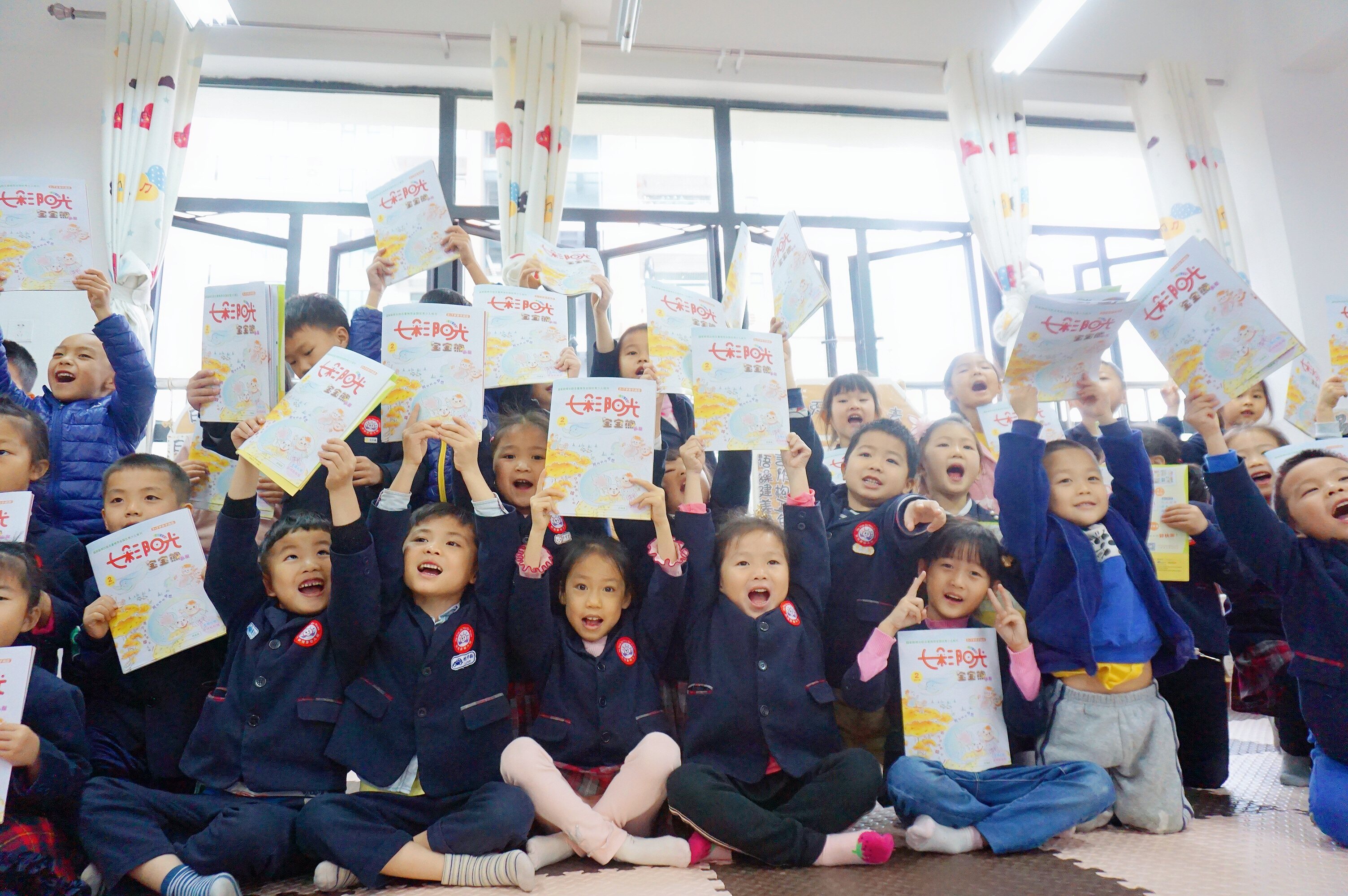 深圳侨报《七彩阳光•宝宝熊画报》正式发行，龙岗宝宝们多了一个“好伙伴”