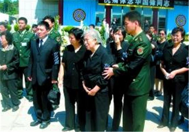 *国锋华**葬礼上，来了位神秘人物，手举16字横幅道尽华老一生功绩