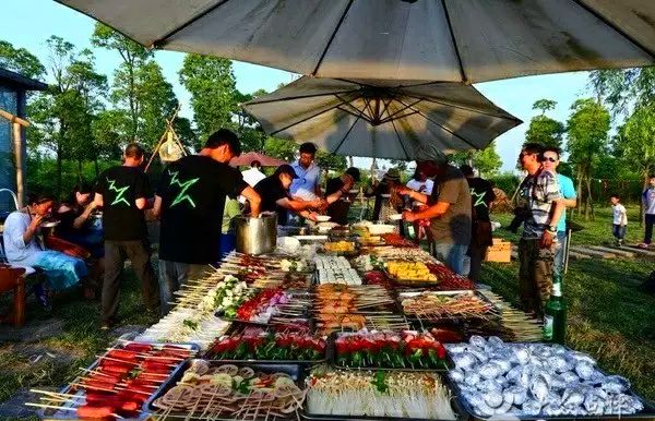 不靠娱乐设施、不接待散客、不主动宣传，这个庄园依然被引爆