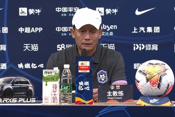 绿盲僧？59岁老帅不满判罚怒拍胸口：你摸摸良心