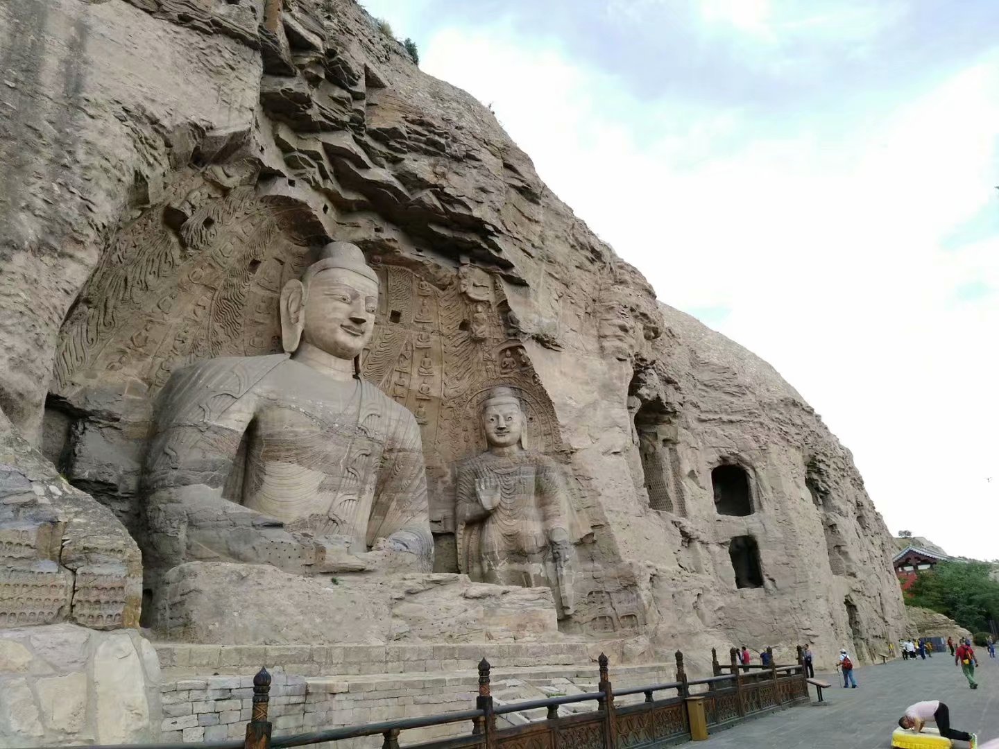 远征三晋凯旋还，飓风众人把酒欢