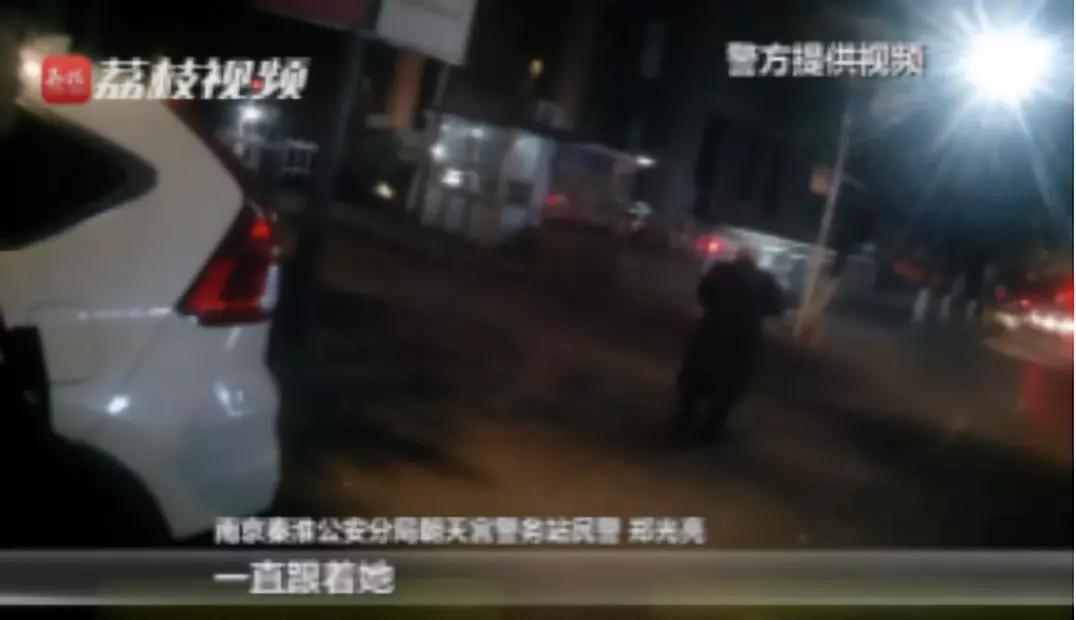 上海一男子持刀砍人，民警开枪击伤并送医