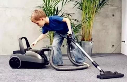 父母玩手机小孩做家务,爸妈玩手机孩子做饭