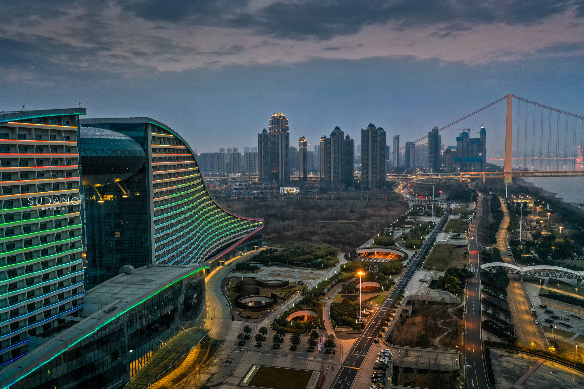 航拍全国第三的博览中心，面积相当于17个足球场，武汉人的骄傲