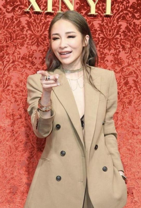 萧亚轩最近面容,萧亚轩面部大变样