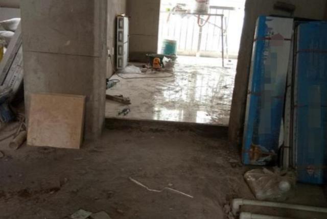 刚铺完瓷砖业主走了,铺好地砖后业主说颜色不好看