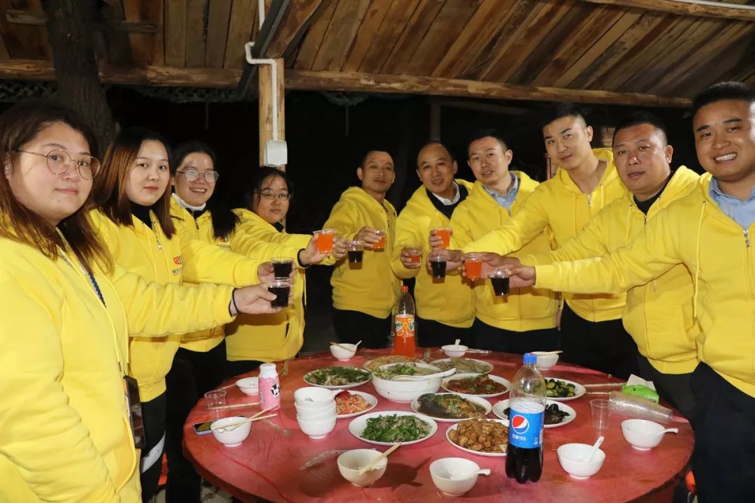 激情成就梦想汗水铸就成功,激情成就梦想团队铸就辉煌前言