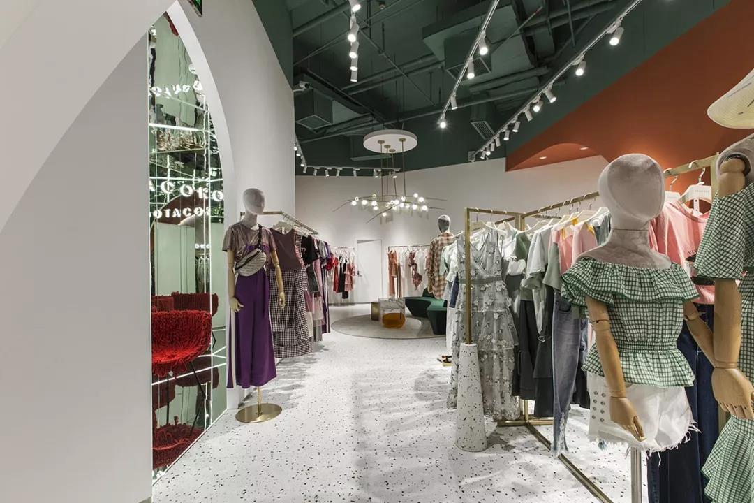 打卡服装体验店,爱丽丝梦游仙境服装款式