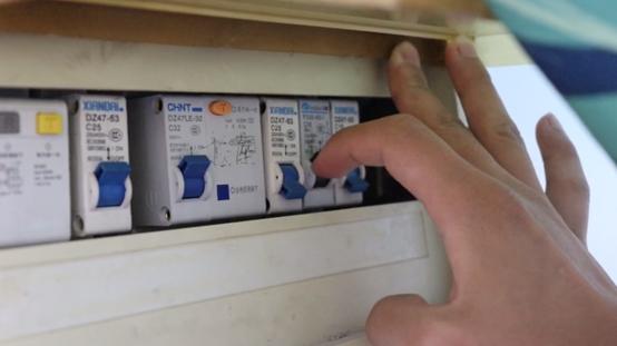 正确使用万用表工具的安全视频,使用万用表防止触电