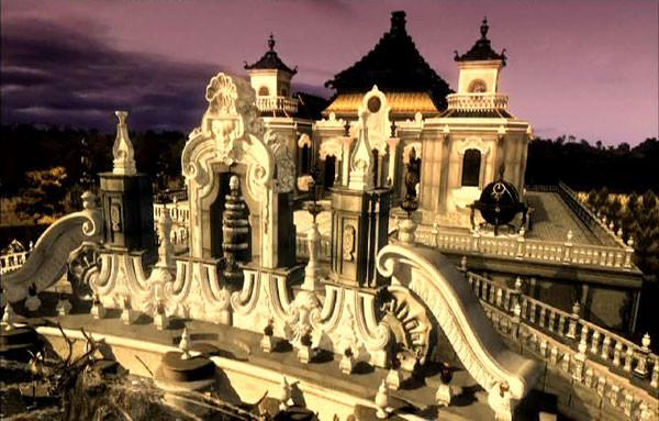 余晖映照出娇艳的晚霞,余晖映衬下美景