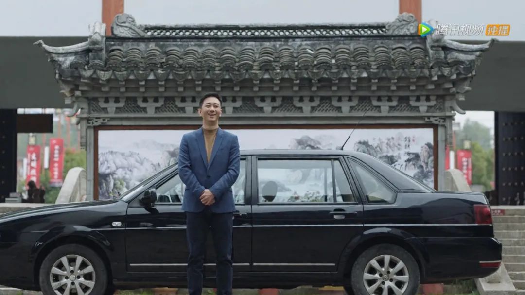 顾佳戴的白金项链,顾佳的手镯多少钱