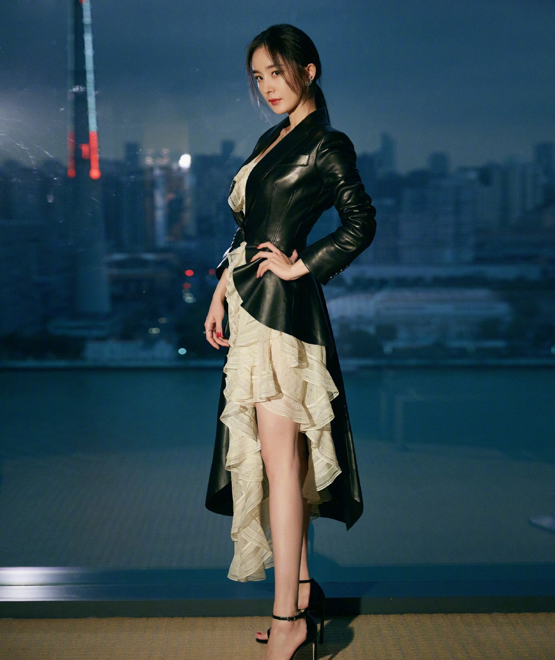 大幂幂穿搭技巧,大幂幂西装皮裤