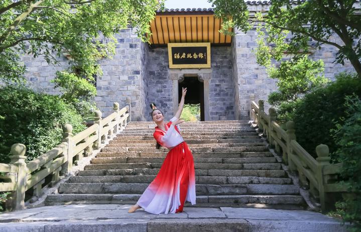 宜昌这个地方产美女，有一个大家都认识，现在还能让熊孩子涨知识