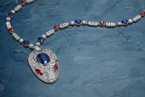 宝格丽和卡地亚项链哪个好看 (卡地亚项链和宝格丽项链哪个好看)