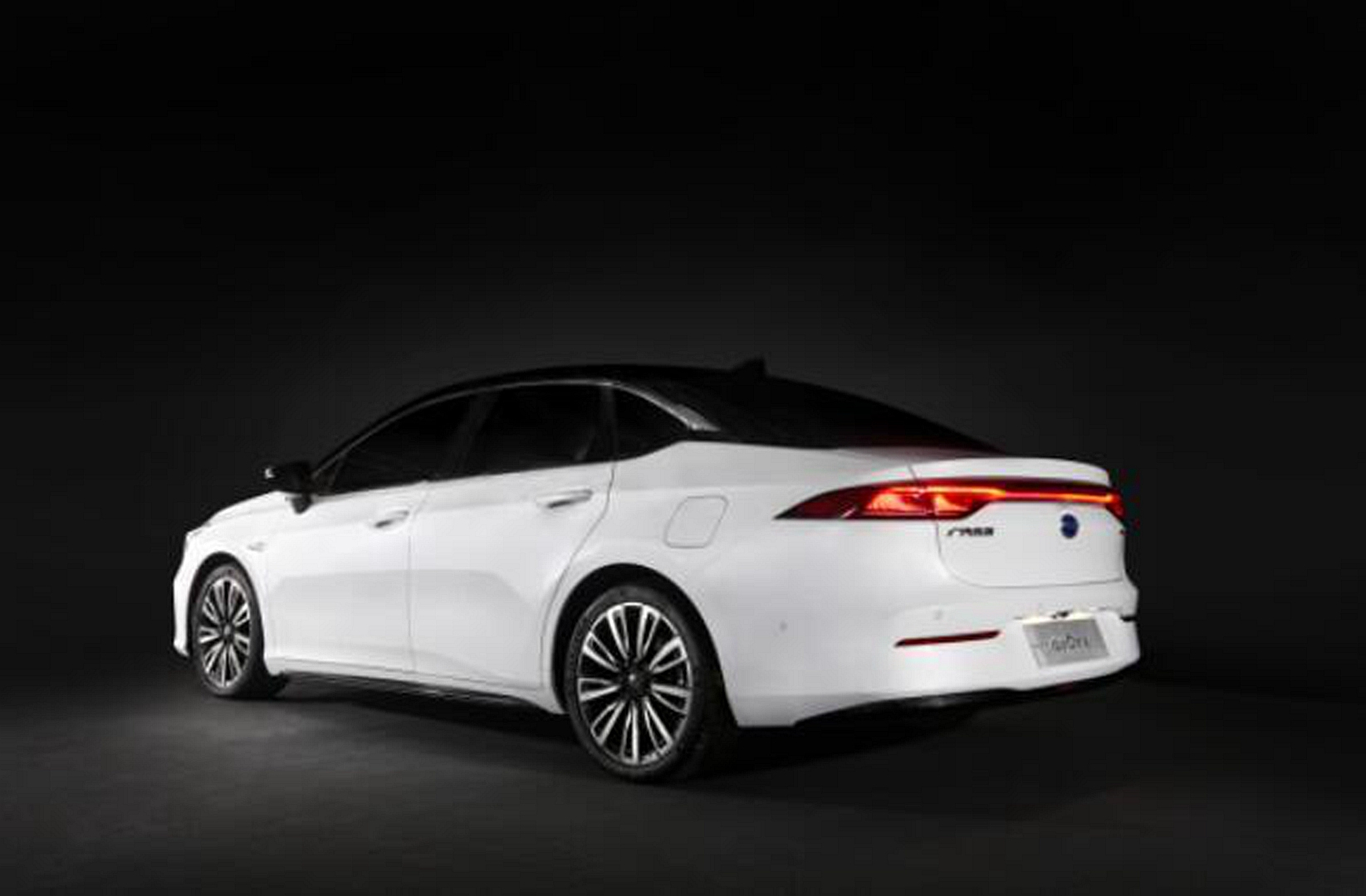 byd电动车新能源2024混动,byd电动车新能源续航1400公里