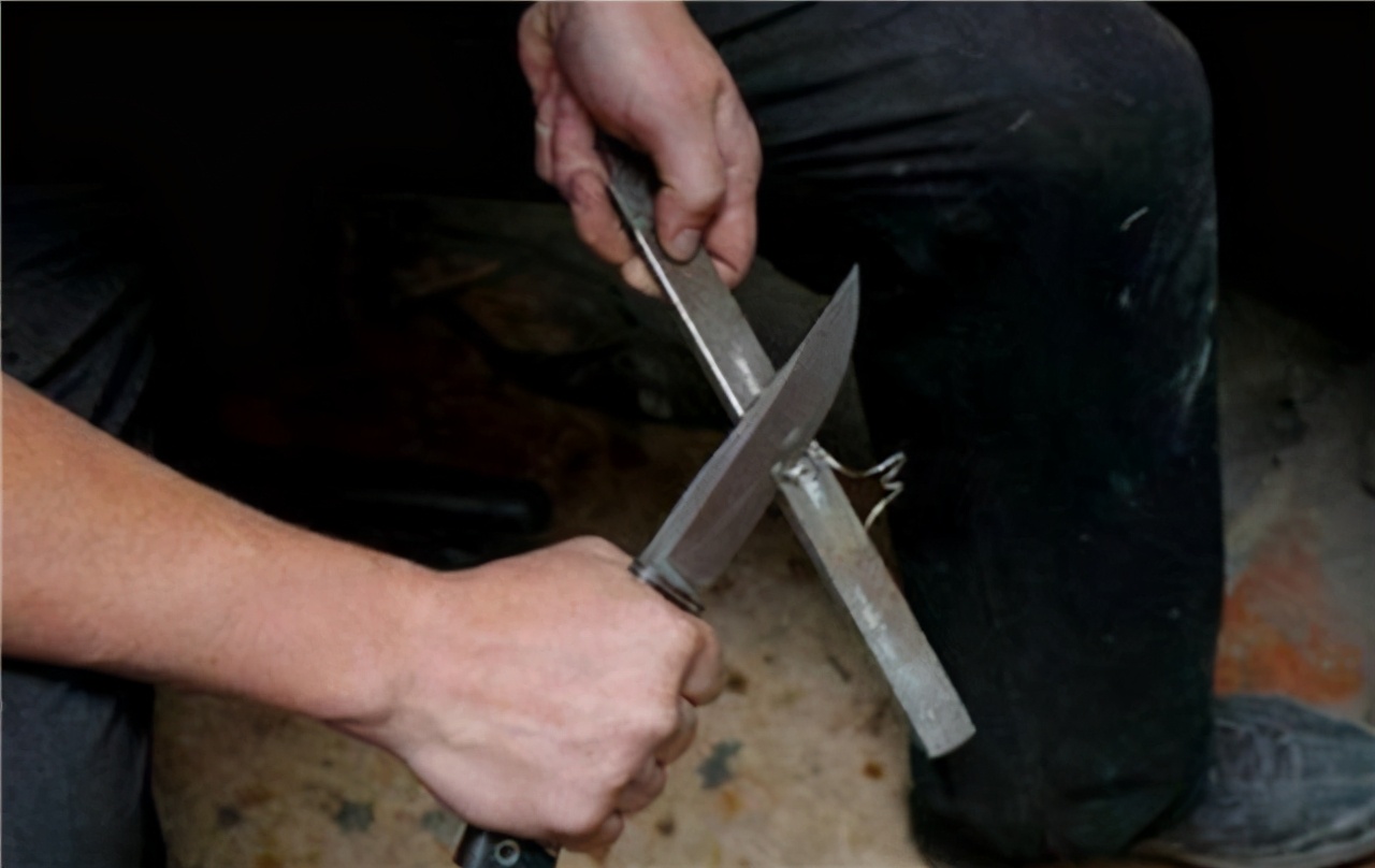 “香港刀王”陈当华:磨一把菜刀千元天价,为何顾客还是抢着买?