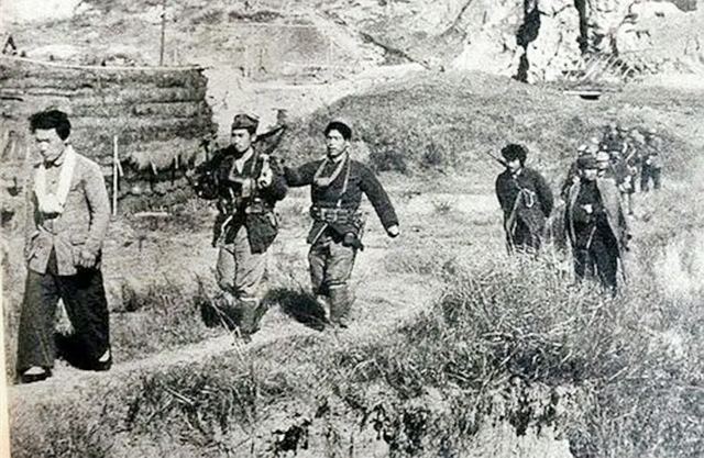 鬼子进森林扫荡遭八路埋伏,鬼子进入深山围剿八路