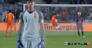 郜林颜骏凌回头视频,颜骏凌背对郜林不敢看罚球