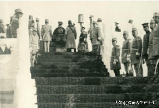 罕见老照片：1915年袁世凯身穿龙袍登基称帝全过程