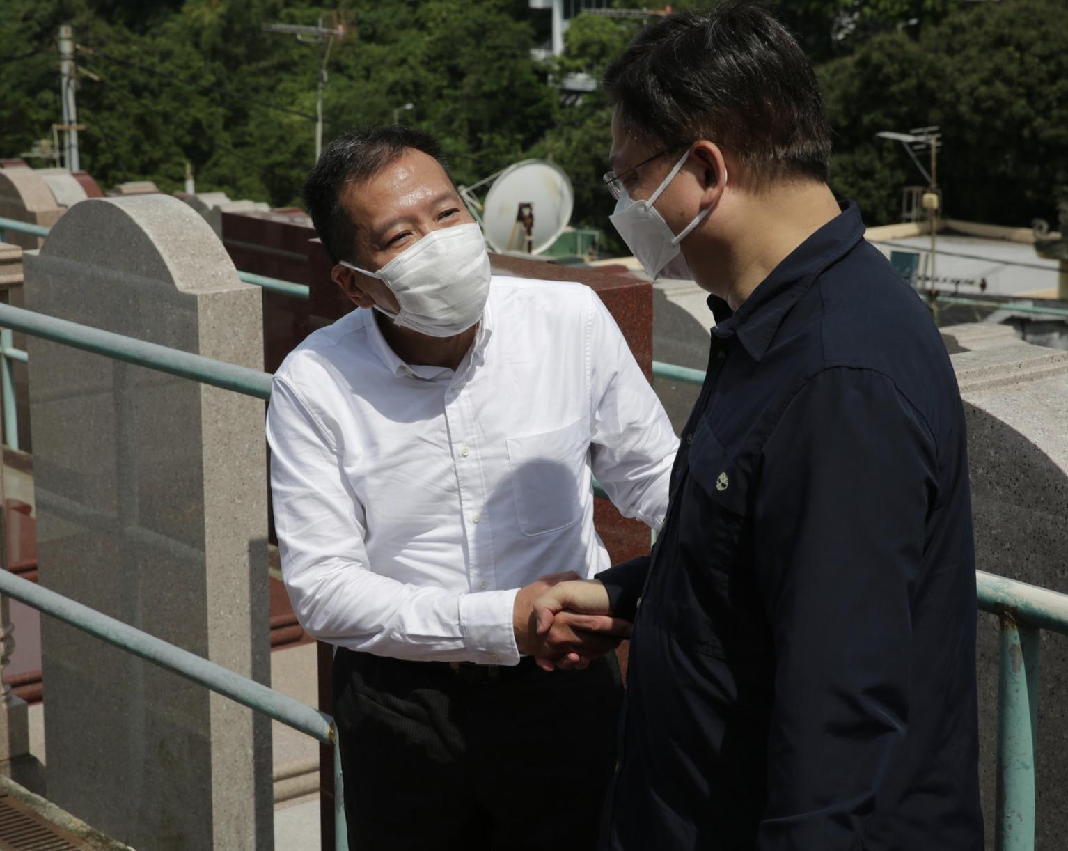 龚如心风水师刑满出狱，跪地拜祭亡母连磕响头，30亿风水费已耗光