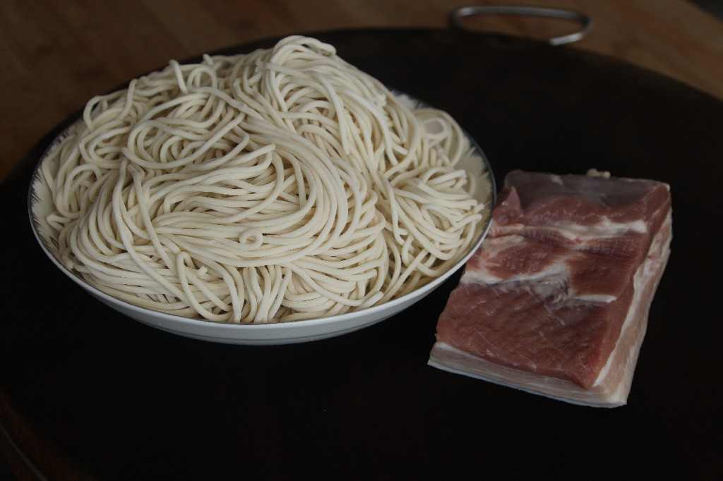 炸酱面只用甜面酱的做法,炸酱面用黄豆酱还是甜面酱好吃