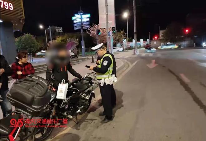 赛摩飙车遇到警察视频,赛摩车炸街事件
