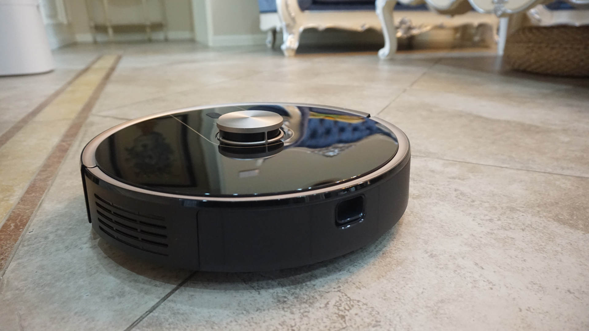 如何操作智能自动吸尘扫地机 (最简单的集尘扫地机器人)