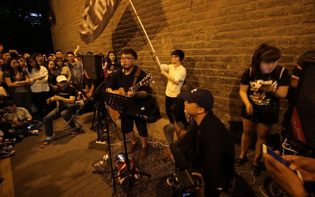 乐队的夏天|黑撒的歌词太土?是你没读懂含蓄的古城