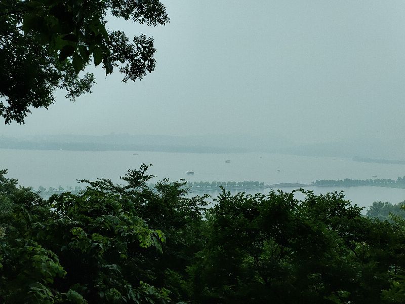 杭州西湖断桥好大的雨,杭州西湖断桥残雪夜景下雨
