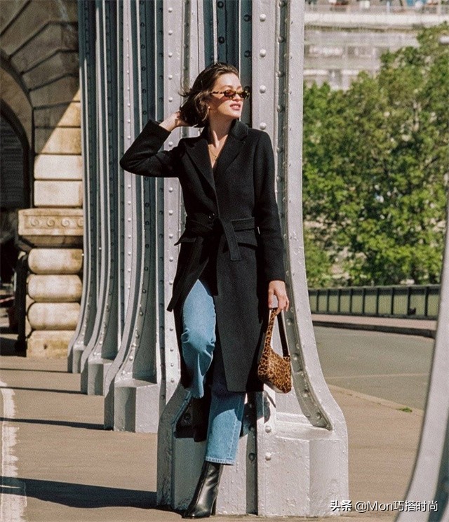 穿靴子搭配风衣简直是太时尚了,穿大衣不要穿这三种鞋子