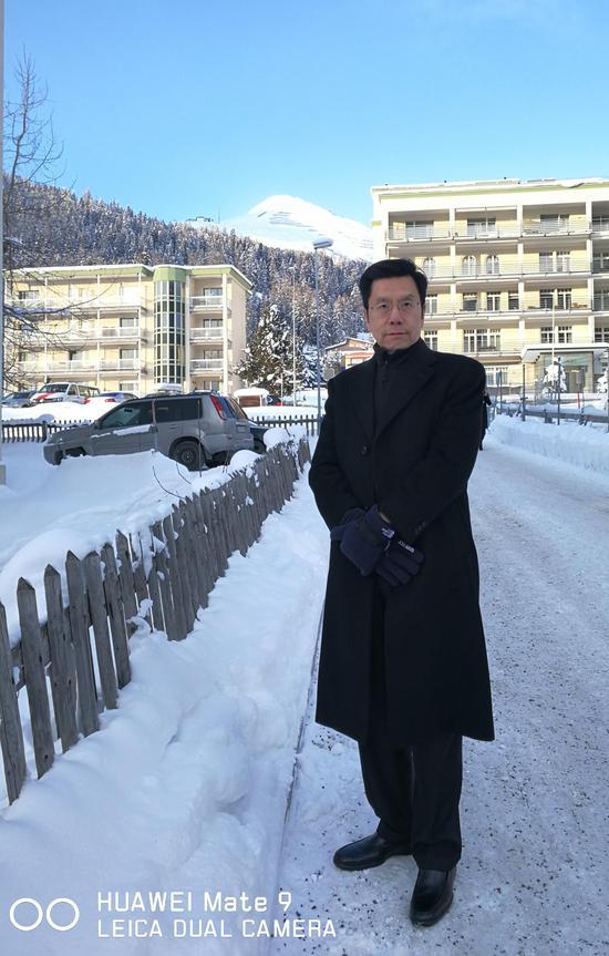 普京穿一套黑风衣,普京穿黑衬衫披外套