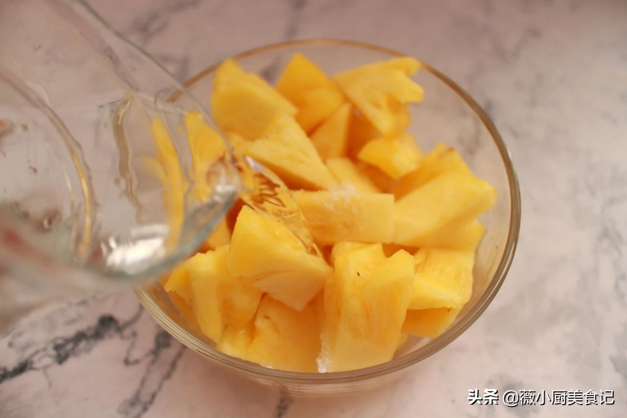 菠萝一般用盐水腌制多长时间能吃,菠萝的正确吃法要用盐水泡吗