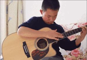 喜欢弹吉他的80后大叔,80年代的年轻人弹吉他