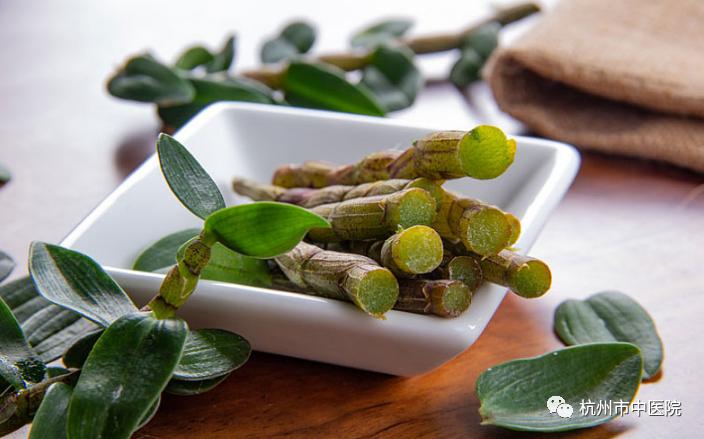 「周末食疗」快点开,了解这颗“千年仙草”—石斛到底该怎么挑?怎么吃?