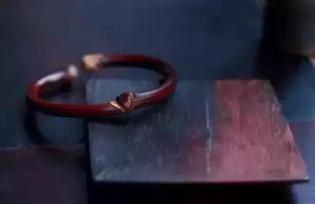 山上砍的木头做架子,山上藤条编织