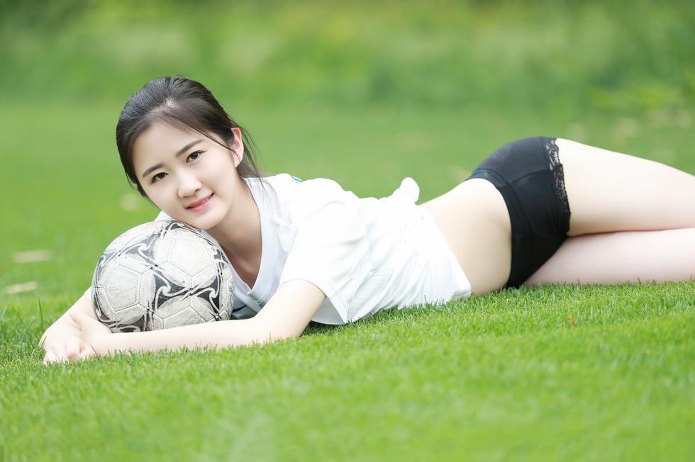 清纯足球宝贝写真女壁纸,高清图活力四射足球宝贝