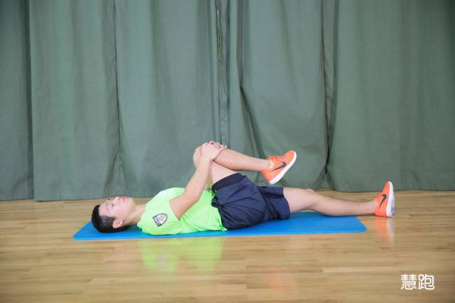 5公里跑后拉伸动作,跑后拉伸详细教程