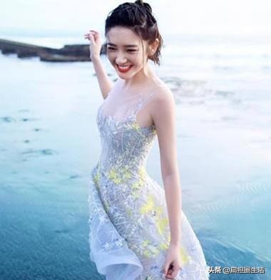 街拍黑色吊带连衣裙,时尚穿搭街拍美女连衣裙