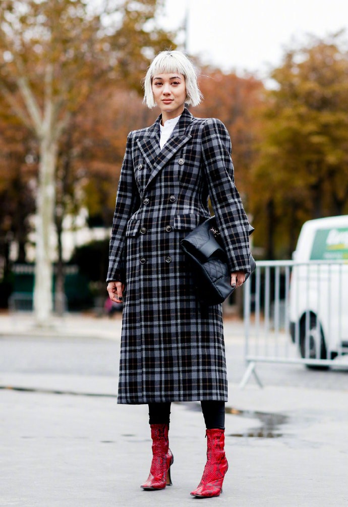 冬季格纹大衣穿搭攻略经典又好看,冬季格子大衣怎么搭配卫衣女