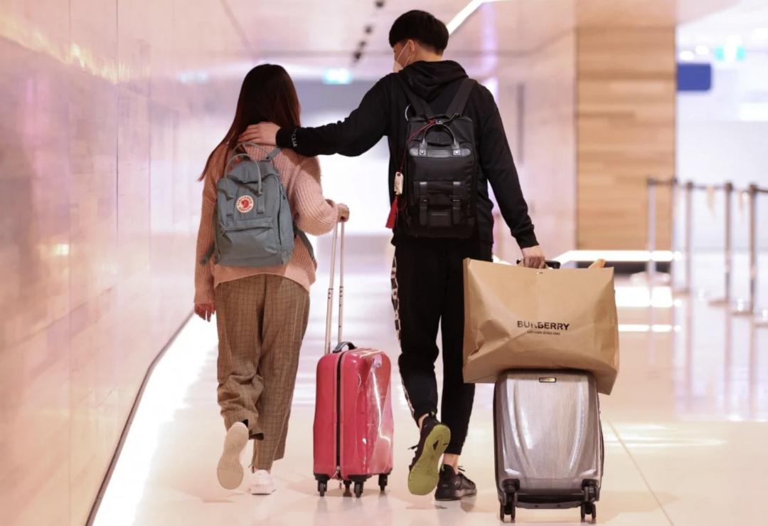 澳媒：中国留学生成批离开澳洲，上网课无意义！悉大情侣自述经历