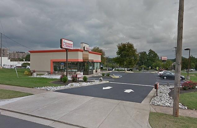 黑人女子商店免费蹭wifi因没买东西店主报警驱赶