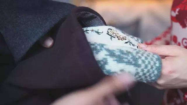 中国人只会跟风买名牌？80后女孩用旧衣改造成潮牌，燃炸上海滩