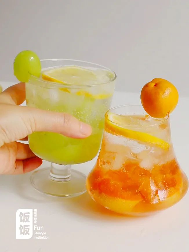 草莓青提气泡水,青提乌龙气泡水