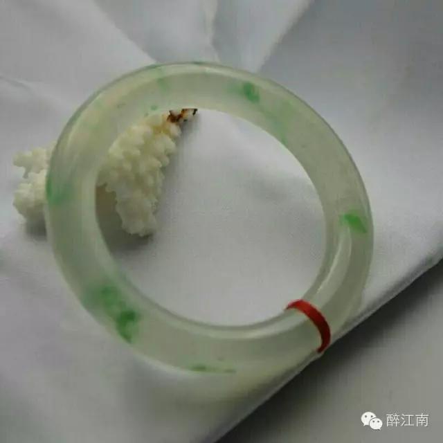 怎样识别翡翠吊坠的真假,翡翠吊坠怎么看有红线