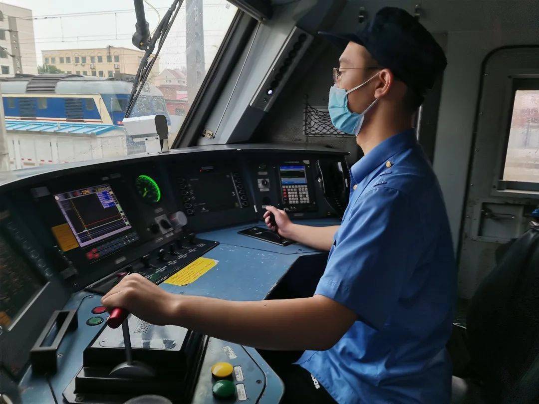 高铁司机月薪多少西安,高铁司机工资一般都是多少钱