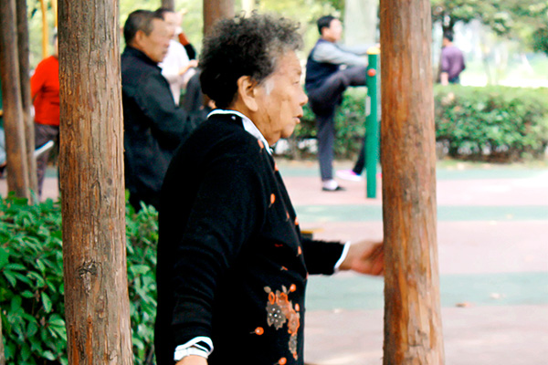 50岁女人钙流失怎么补,中年女性骨密度降低怎么办