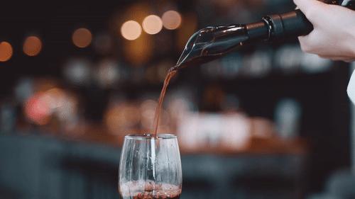 开红酒神器毫不费力的就开动了,有没有不用开瓶机打开红酒的方法