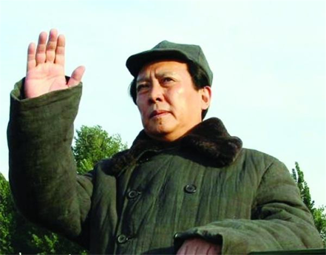 1990年，唐国强提出离婚，原配孙涛上吊自尽，曾被送往疯人院