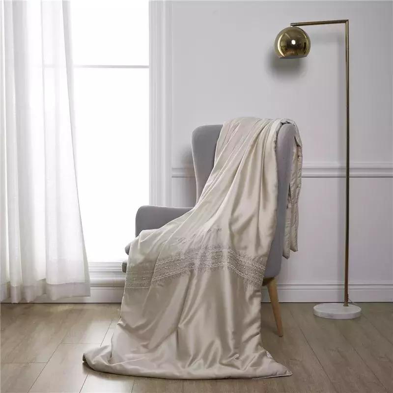 为何蚕宝宝吐有黄金丝,蚕宝宝吐的彩色丝是从哪来的